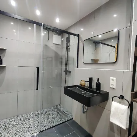 85qm, 4 Bedroom, Parking, King-bed, Wifi, Netflix 公寓