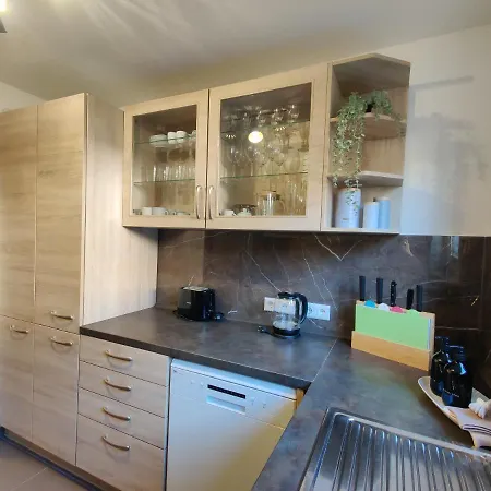 85qm, 4 Bedroom, Parking, King-bed, Wifi, Netflix *