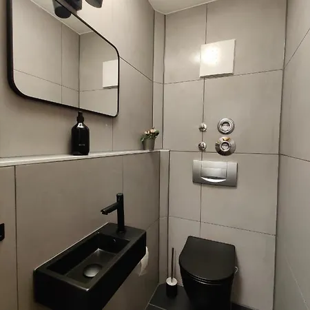 85qm, 4 Bedroom, Parking, King-bed, Wifi, Netflix Appartamento *