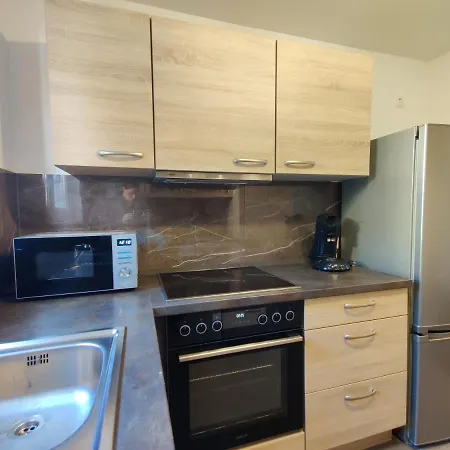 85qm, 4 Bedroom, Parking, King-bed, Wifi, Netflix Apartment *