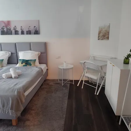 85qm, 4 Bedroom, Parking, King-bed, Wifi, Netflix *